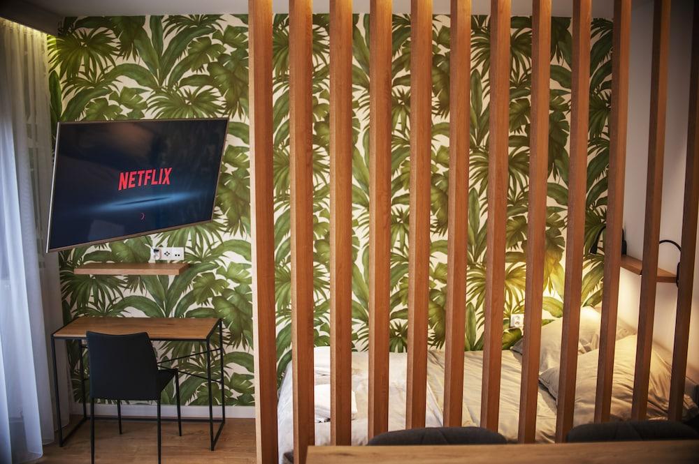 Glass House Hot Tub Apartments