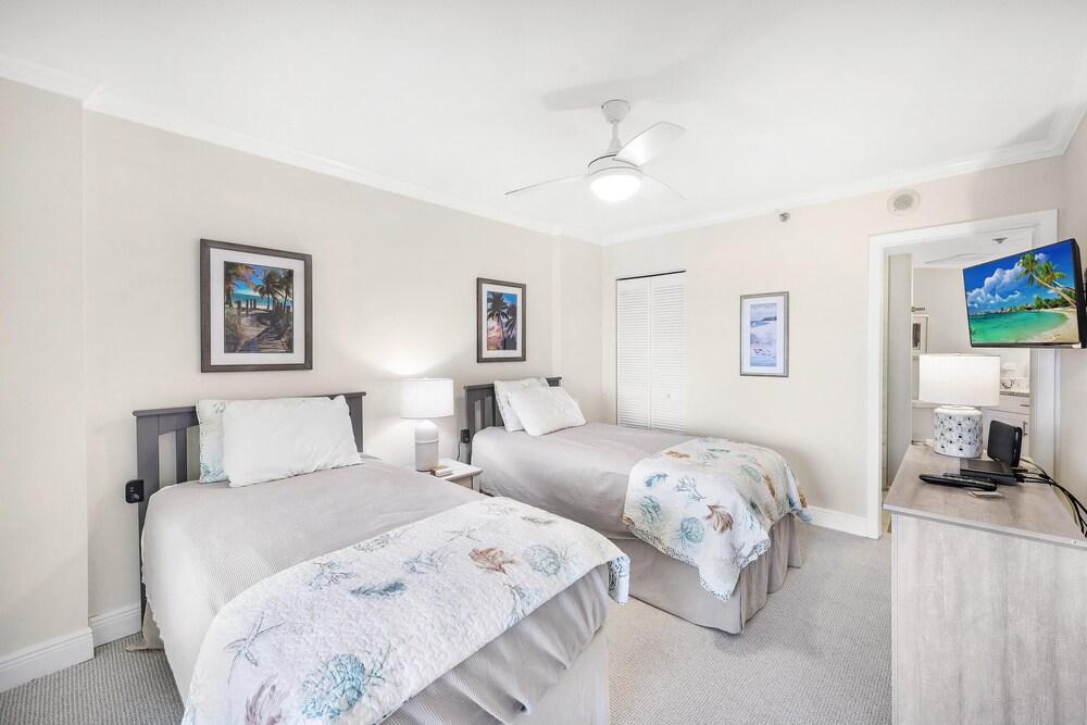 Beachfront Condo With Huge Views/pools/tennis/grills