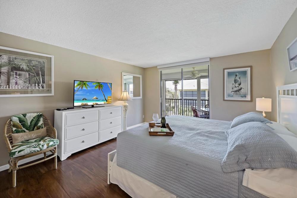 South end Condo With Pool/spa and Steps to Beach