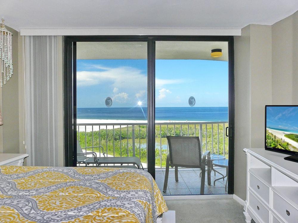 Beachfront Condo With Pool and Balcony Facing Beach