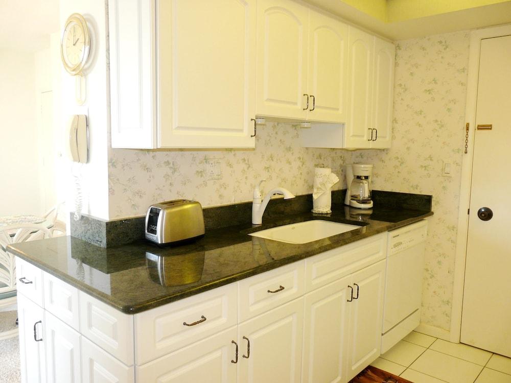 Cozy Beachfront Condo With Pool and Ocean Views