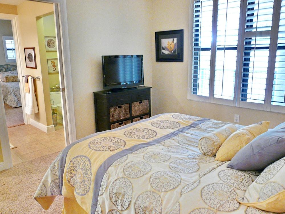 Luxurious Esplanade Condo Overlooking bay