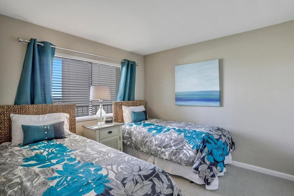 Charming Beachfront Condo With Pool, spa and Views