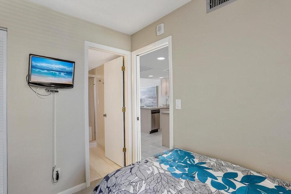 Charming Beachfront Condo With Pool, spa and Views