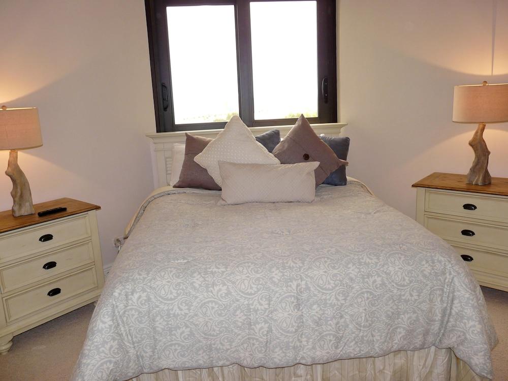 Stylish Beachfront Condo With Spa/pool and Ocean Views