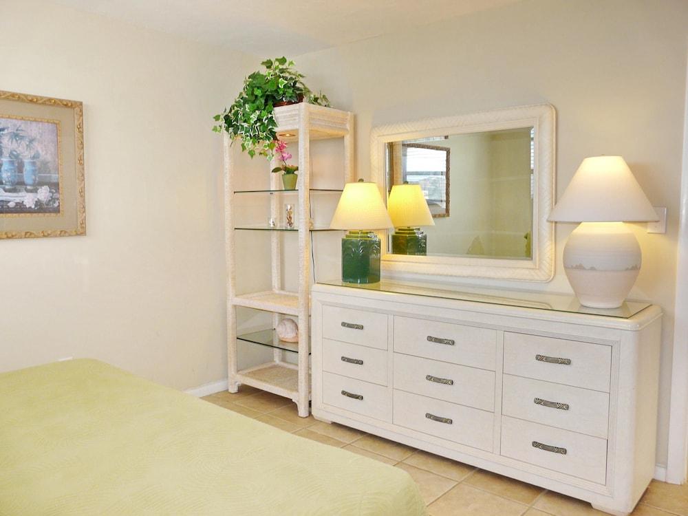 Beachfront Condo With Pool/views From two Balconies