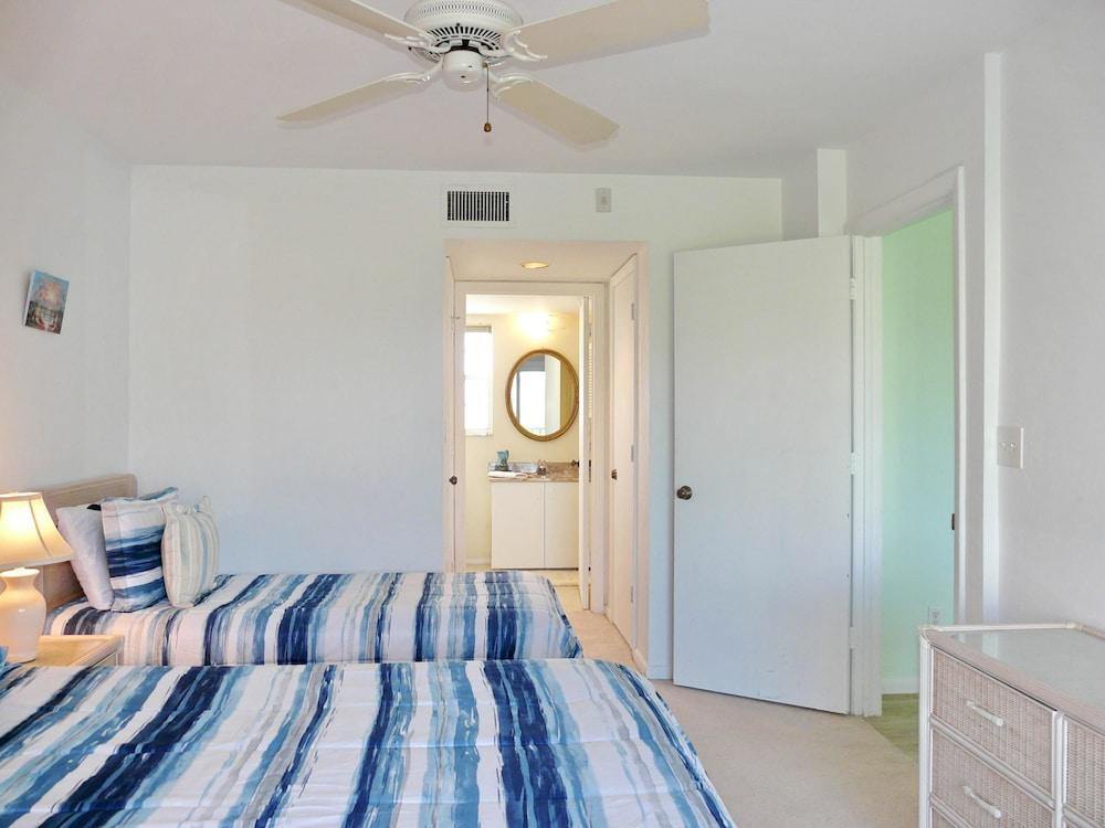 Coastal Style Condo With Pool, spa and Steps to Beach