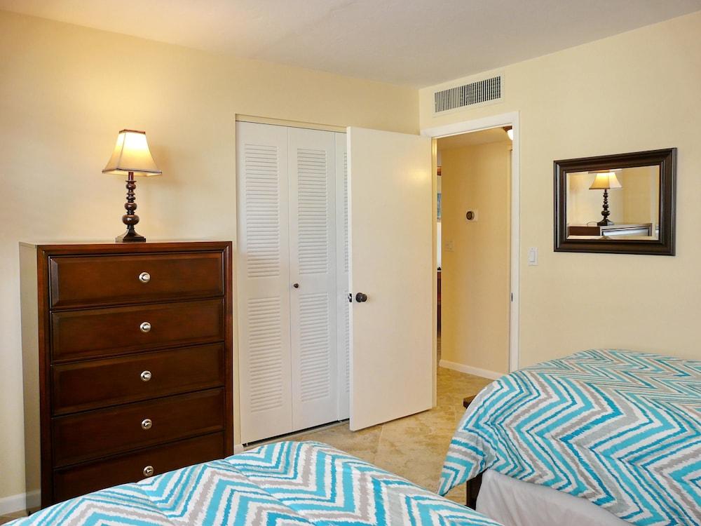 Condo With Pool, View of Clam Bay and Walk to Beach