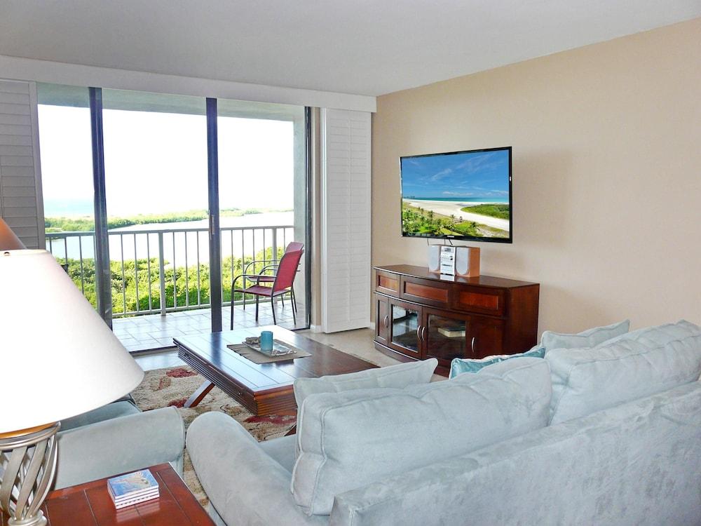 Alluring Beachfront Condo With Pool and View of Lagoon