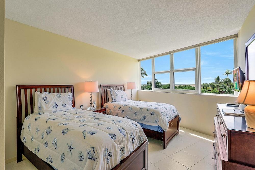 Cozy Beachfront Condo With Pool and Tennis Courts