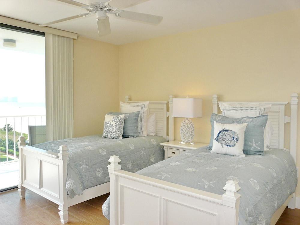 Inviting Condo on Beach With Pool and Tennis Courts