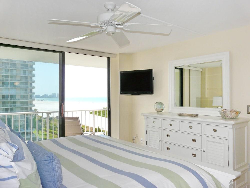 Inviting Condo on Beach With Pool and Tennis Courts