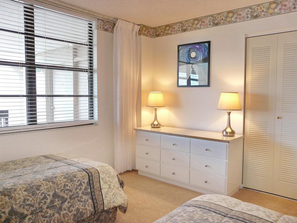 Condo Overlooking Clam Bay With Pool and Beach Access