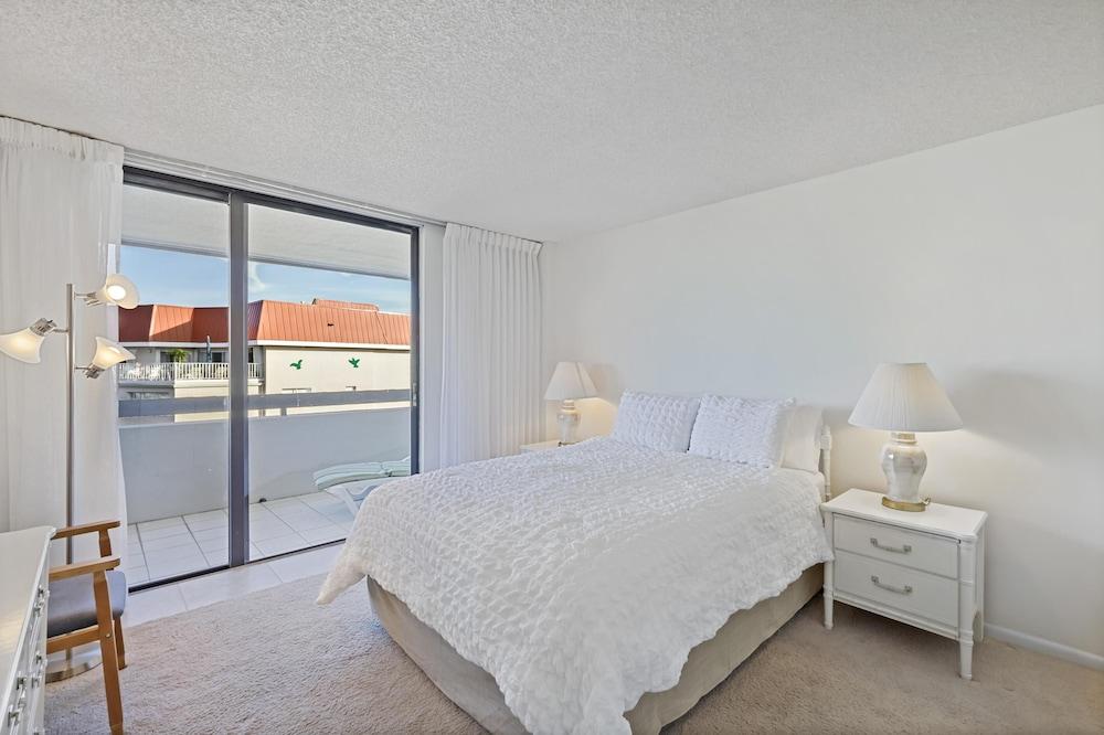 Condo Overlooking Clam Bay With Pool and Beach Access