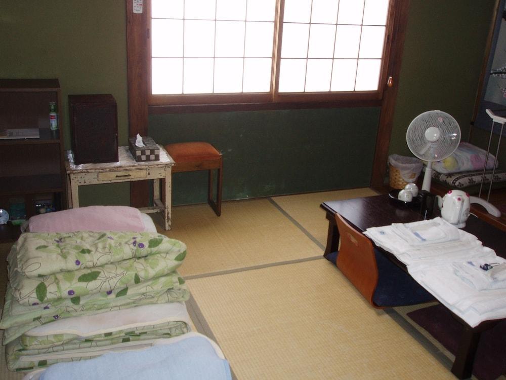 Takama Guest House - Hostel