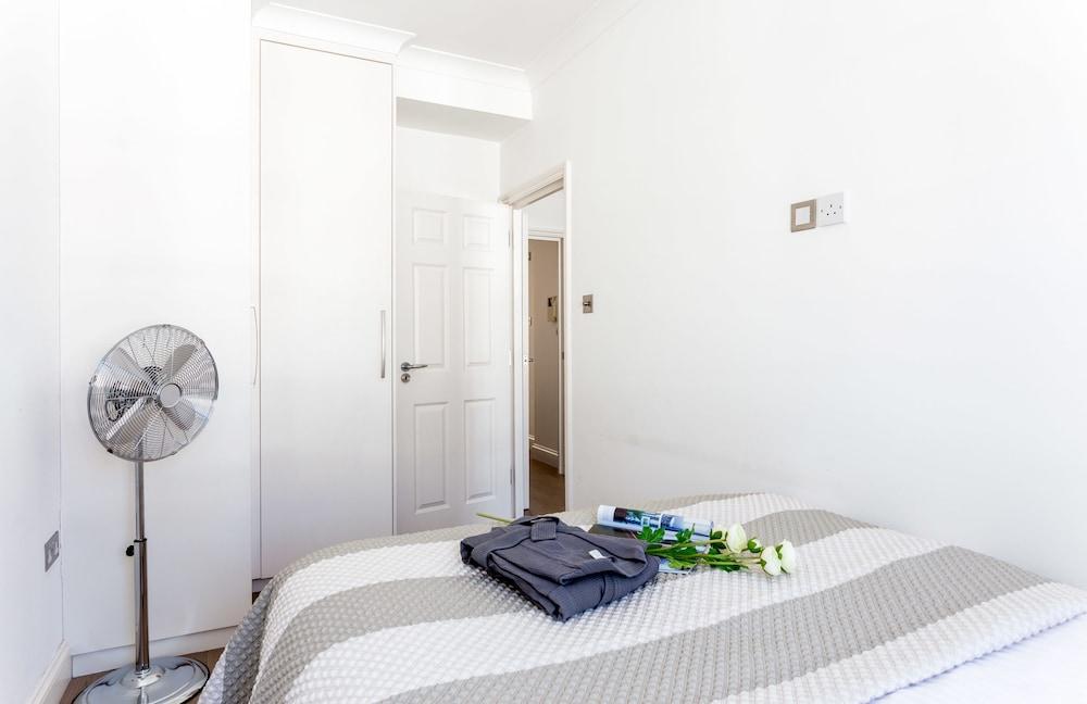 Gloucester Terrace by Lime Street