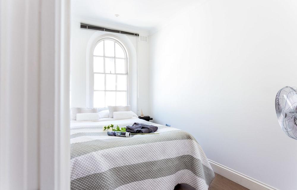 Gloucester Terrace by Lime Street