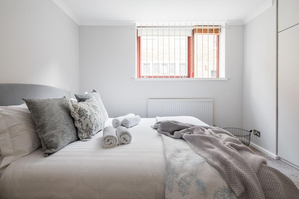 Richardsons Mews by Lime Street