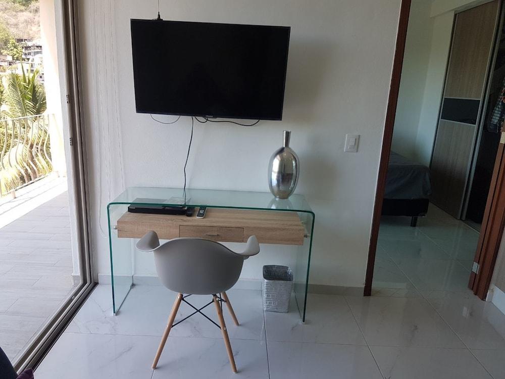 Isla Cuale Mountain View