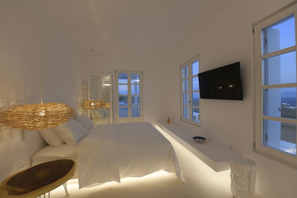 The Ammonite Resort – Adults Only