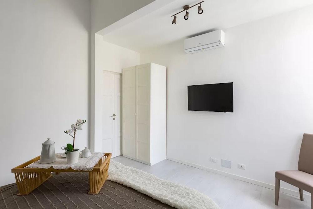 A World Aparts - Frattina Royal