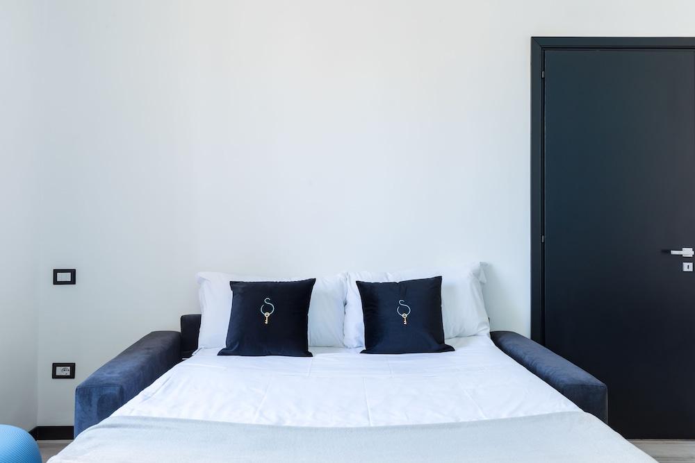 A World Aparts - 32 Modena