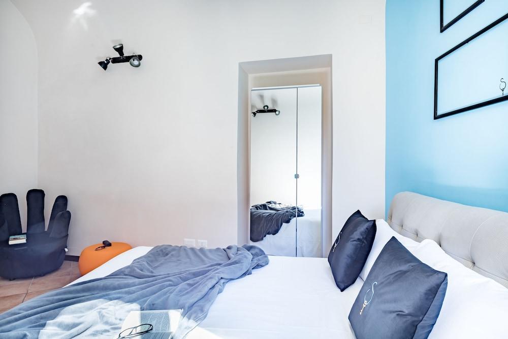 A World Aparts - 40 Sforza