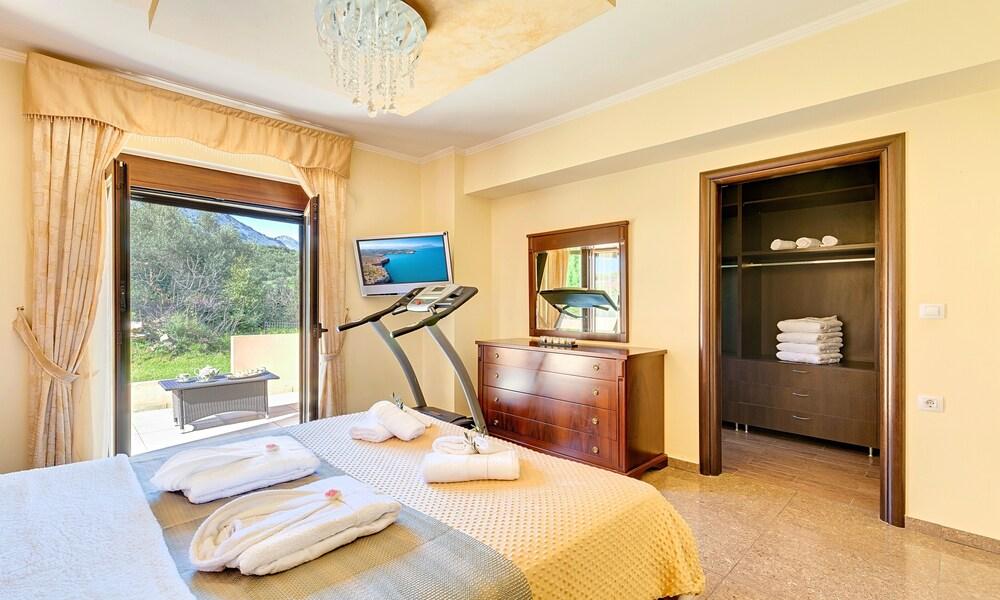 Cretan Sunny Villa Heated Pool