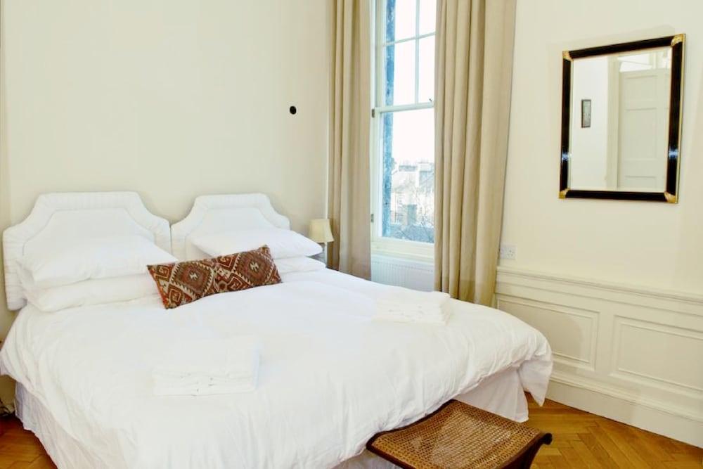 Classy Historic Edinburgh Apartment