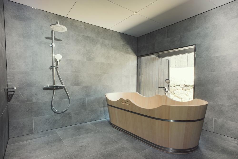 The Expedition Hotel Zenagi