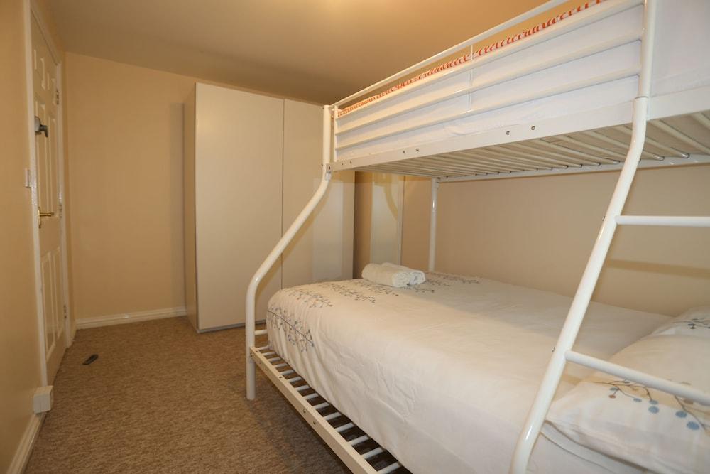 Beautiful 4 beds Hillview House