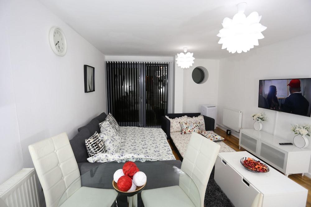 2 bed Riverview Bridge House Apartment