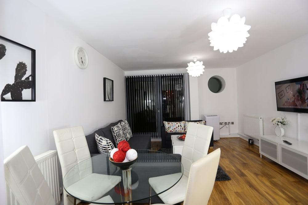 2 bed Riverview Bridge House Apartment