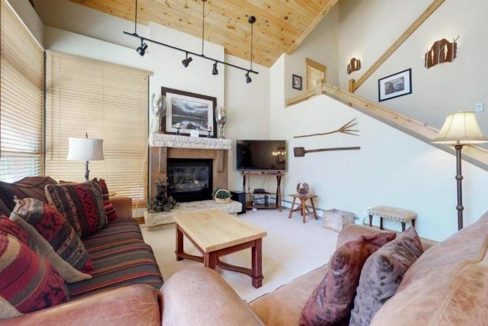 Family Friendly 3 Bedroom Mountain Vacation Rental in Keystone With Complimentary Shuttle Service and Hot Tub Access