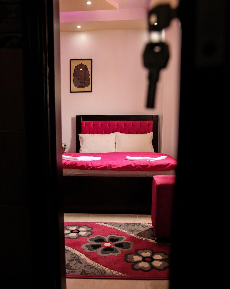 Queen Pyramids View Inn