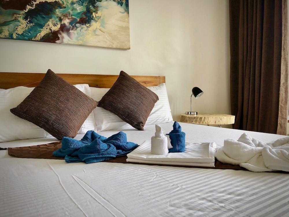 Sunset Cove Beach & Dive Resort