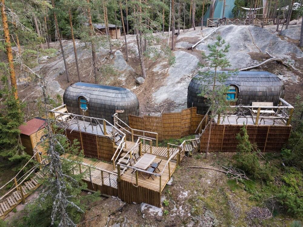 Igluhut sleeping with reindeer