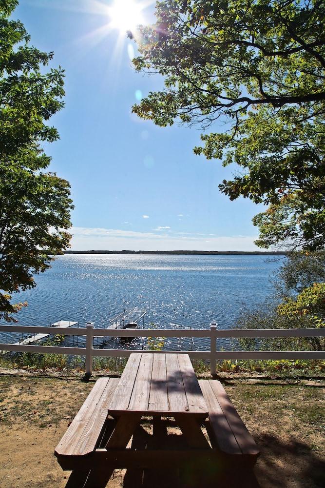 #2 - M Den 2 Bedroom Cabin by RedAwning