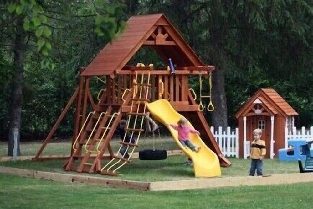 #2 - M Den 2 Bedroom Cabin by RedAwning