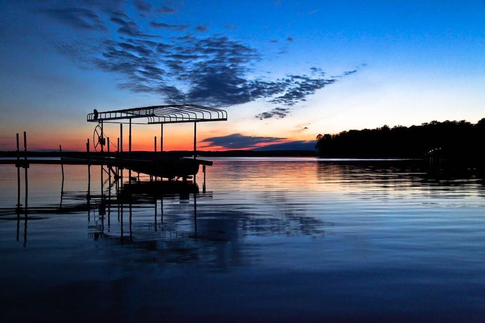 #5 - Times Square 2 Bedroom Cabin by RedAwning