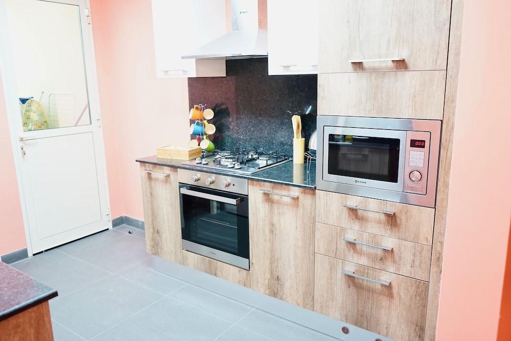 Behlys Airport sunset view Apt