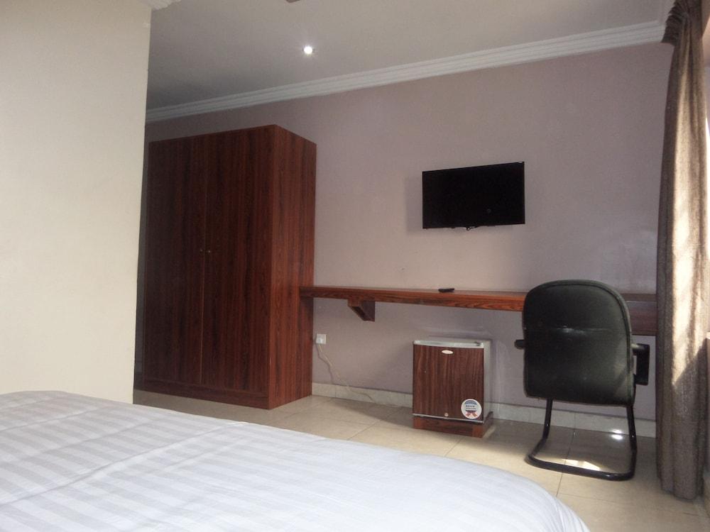 Serena Hotel & Suites