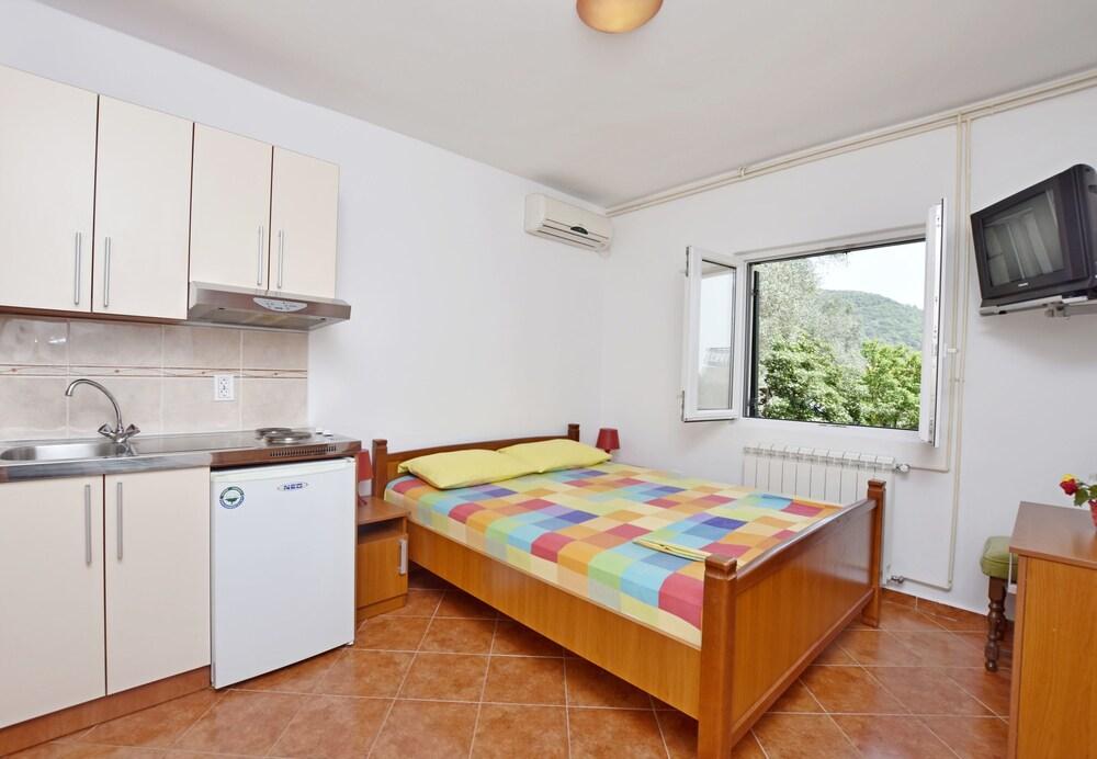 Apartments and Rooms Iva