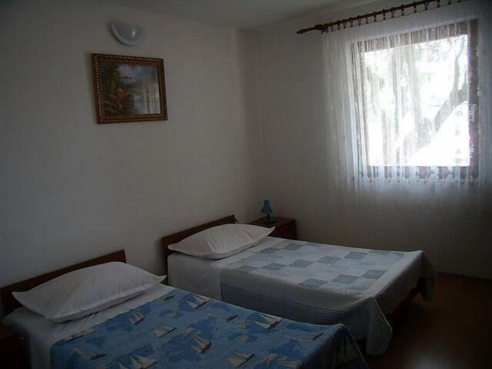 Apartments Ivan Rogoznica