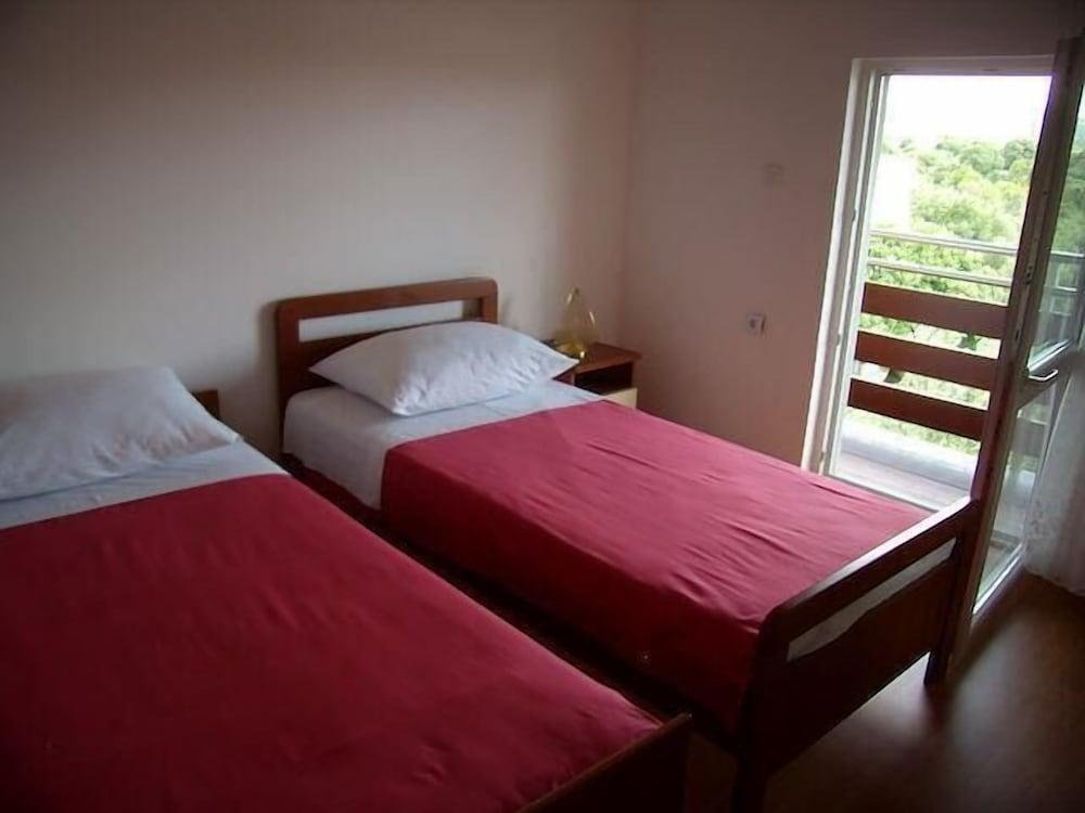 Apartments Ivan Rogoznica