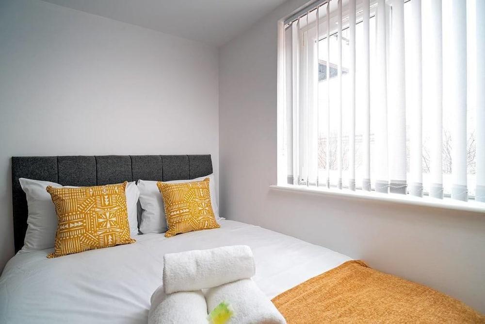 Modern Bright Apartment Near Centre