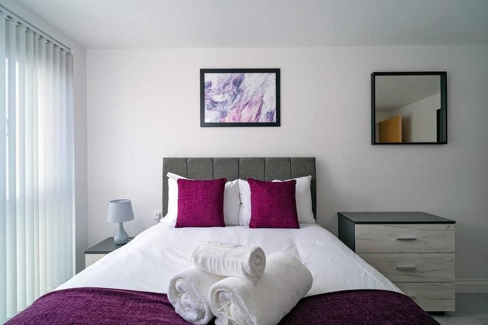 Modern Bright Apartment Near Centre