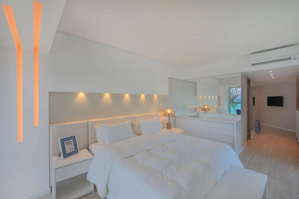 HY Beach Flats - International