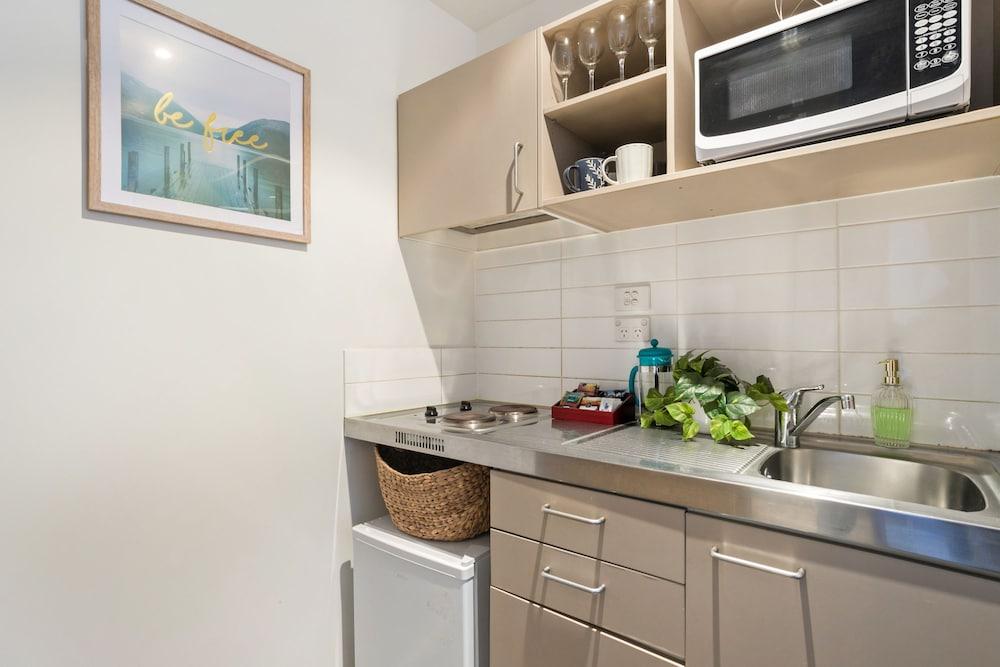 Decorated Central City Apt w 2 Bathrooms