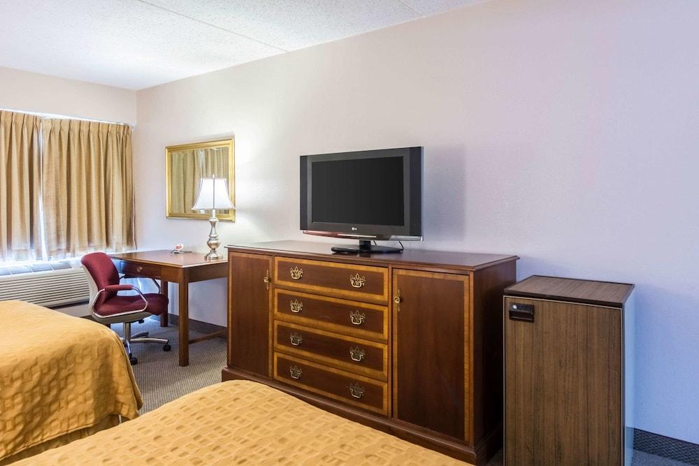 The Plaza Inn & Suites